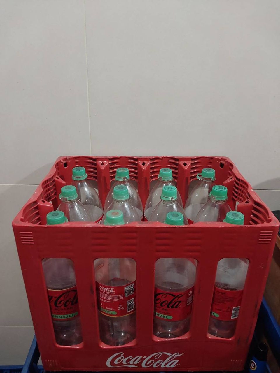 Caixas e vasilhames Coca 2 litros retornável, litrinho 23 unidades e 12 litros Ambev